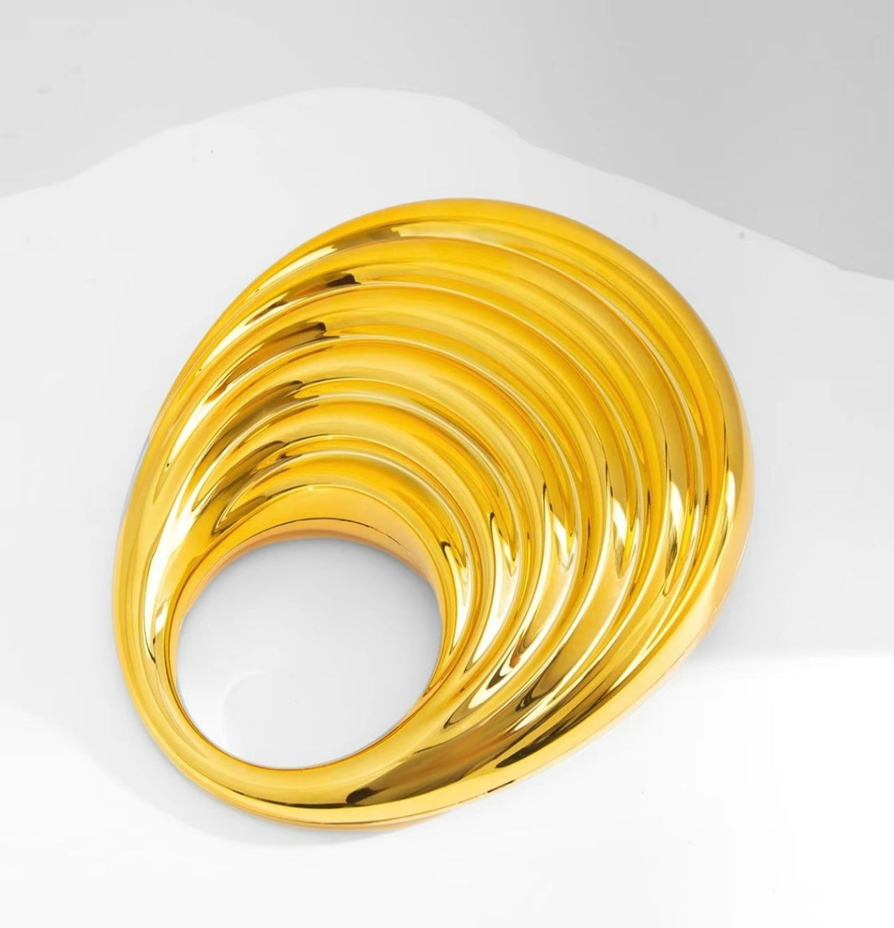 Elegant Gold Shell Shaped Handbag