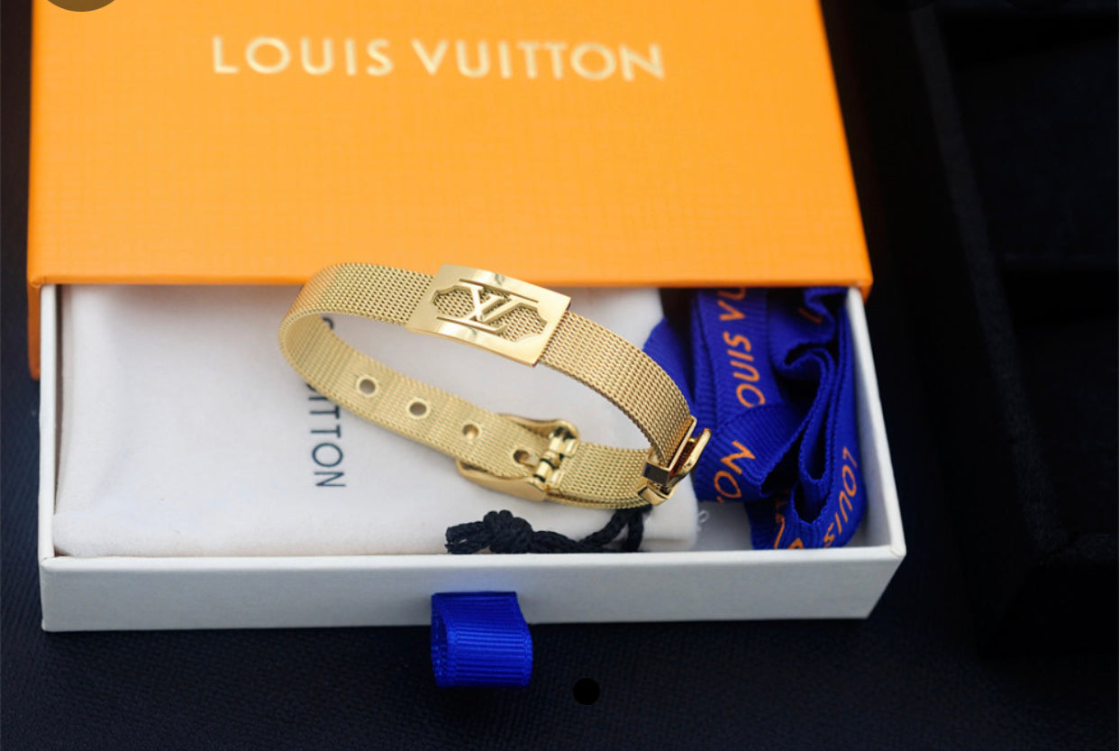 L gold bracelet